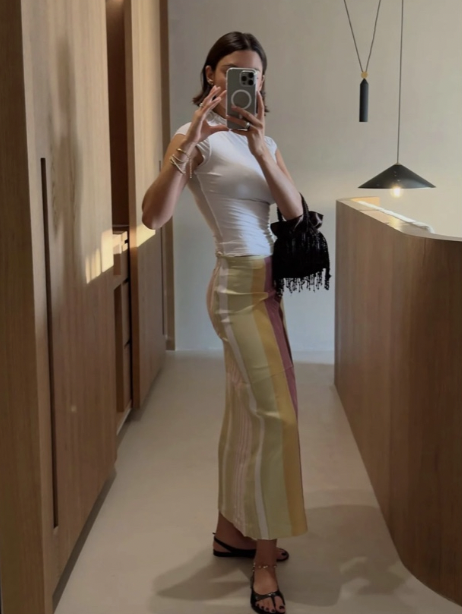 실키 스커트 하나로 여름을 우아하게 입는 법 관련 사진