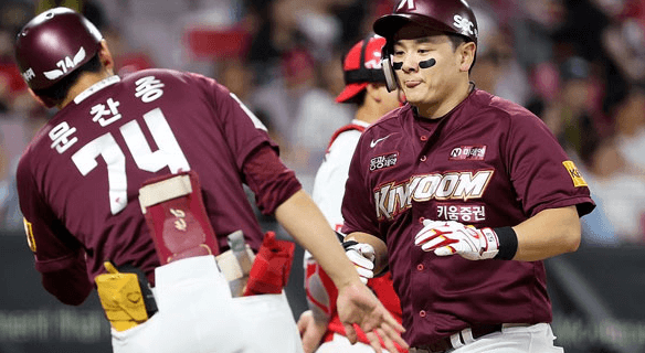 홈으로 들어오는 최주환 선수