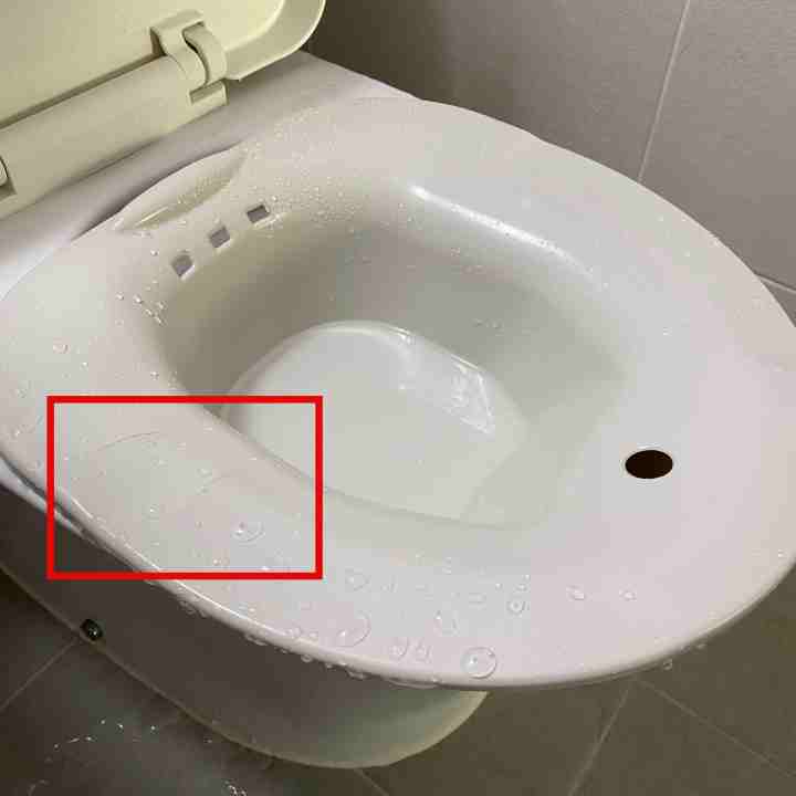 변기-커버를-올리고-좌욕기-사용시-손상되는-부분