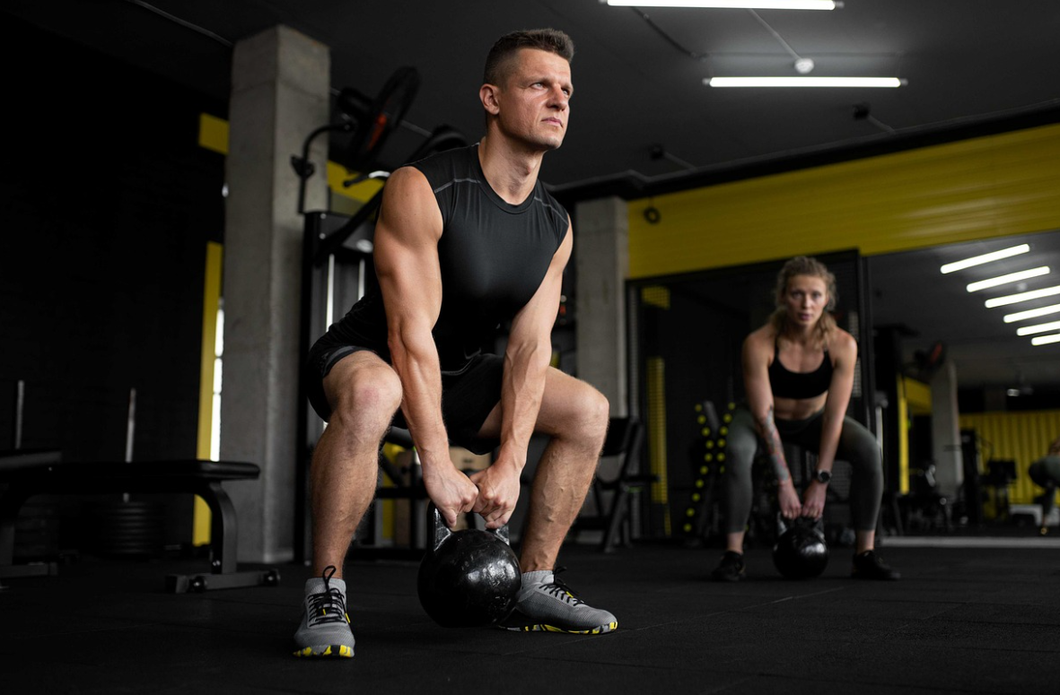 헬스장에서 운동하고 있는 사람들