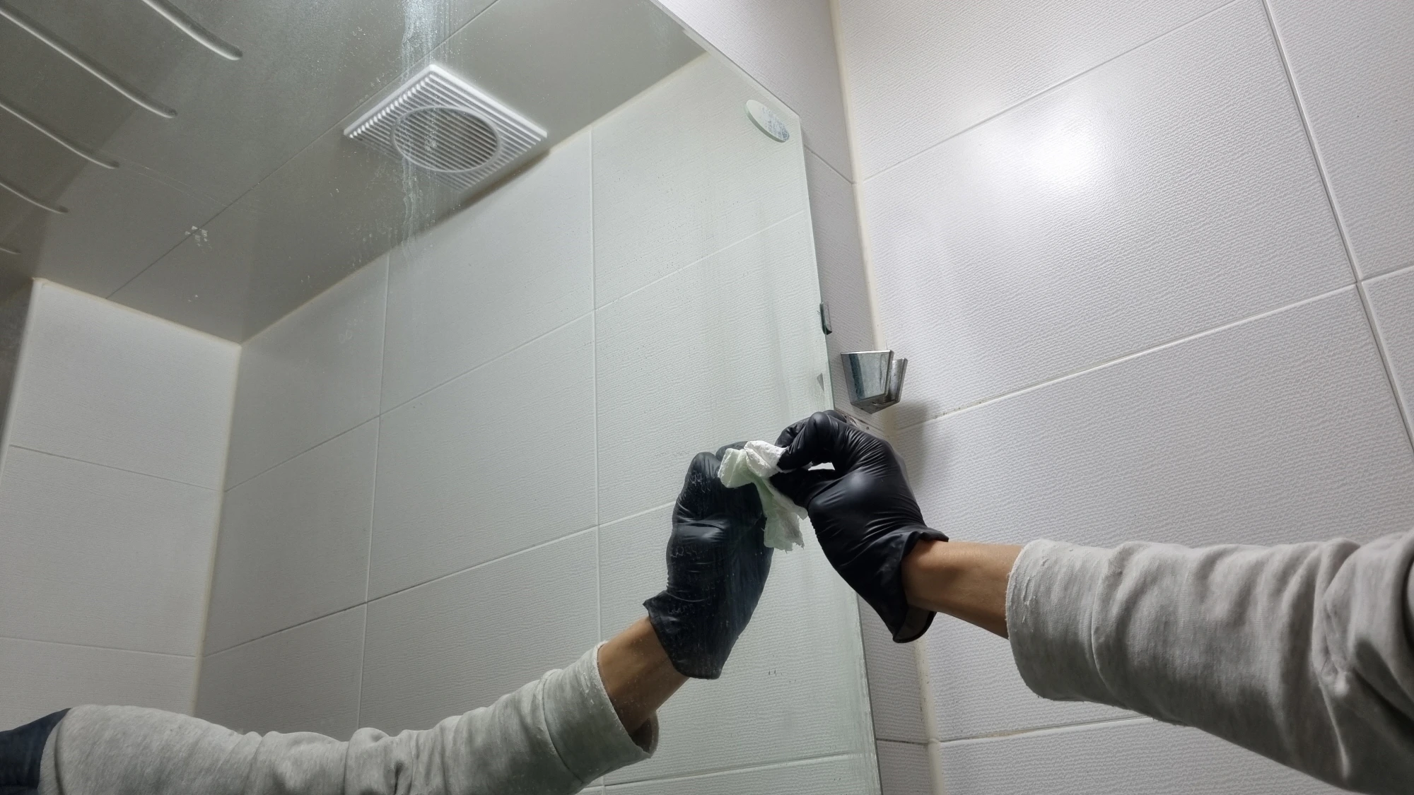 주방세제 바르는 모습