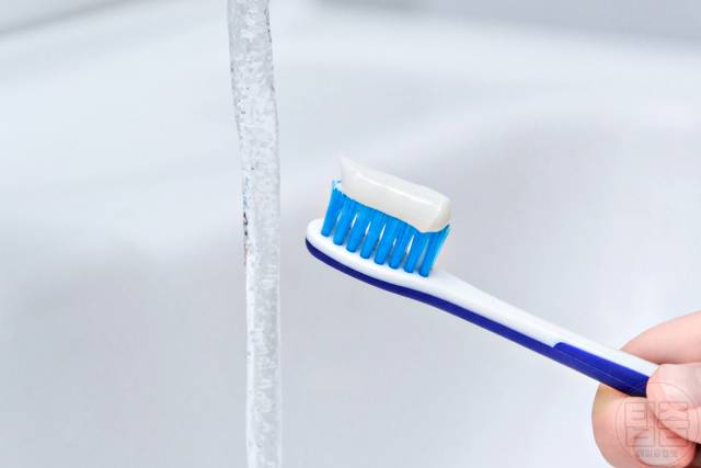 칫솔 치약 짜는 방법