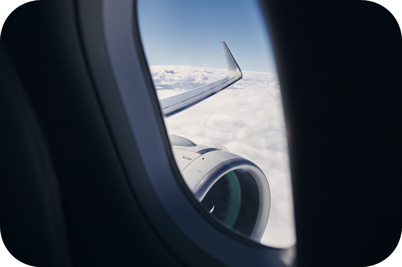 항공기-엔진-창가뷰-구름낀-하늘