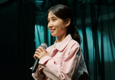 박은빈이 마이크를 잡고 좋아하는 모습