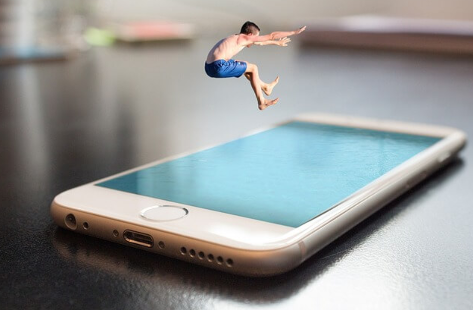 스마트폰 점프하는 사람 사진