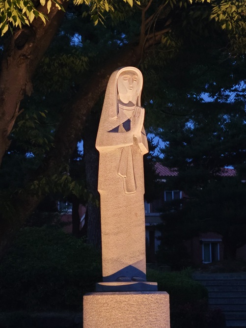 춘천교구청 안에 있는 성모상 사진입니다. 최종태 요셉 선생님의 작품입니다.