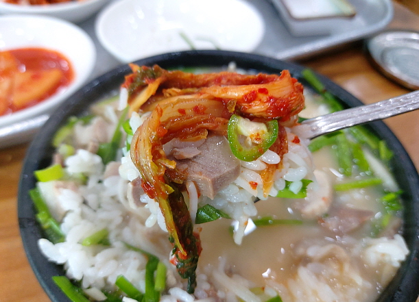 돼지국밥 한 숟갈 돼지국밥