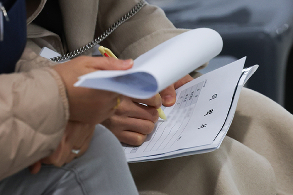 공항일자리 채용의 날 행사에서 한 구직자가 이력서를 작성하고 있다. 2024.03.21. [사진=뉴시스]