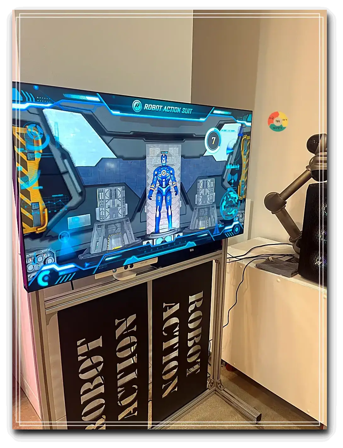 인천 청라_로봇액션수트-티비-화면속파란색수트