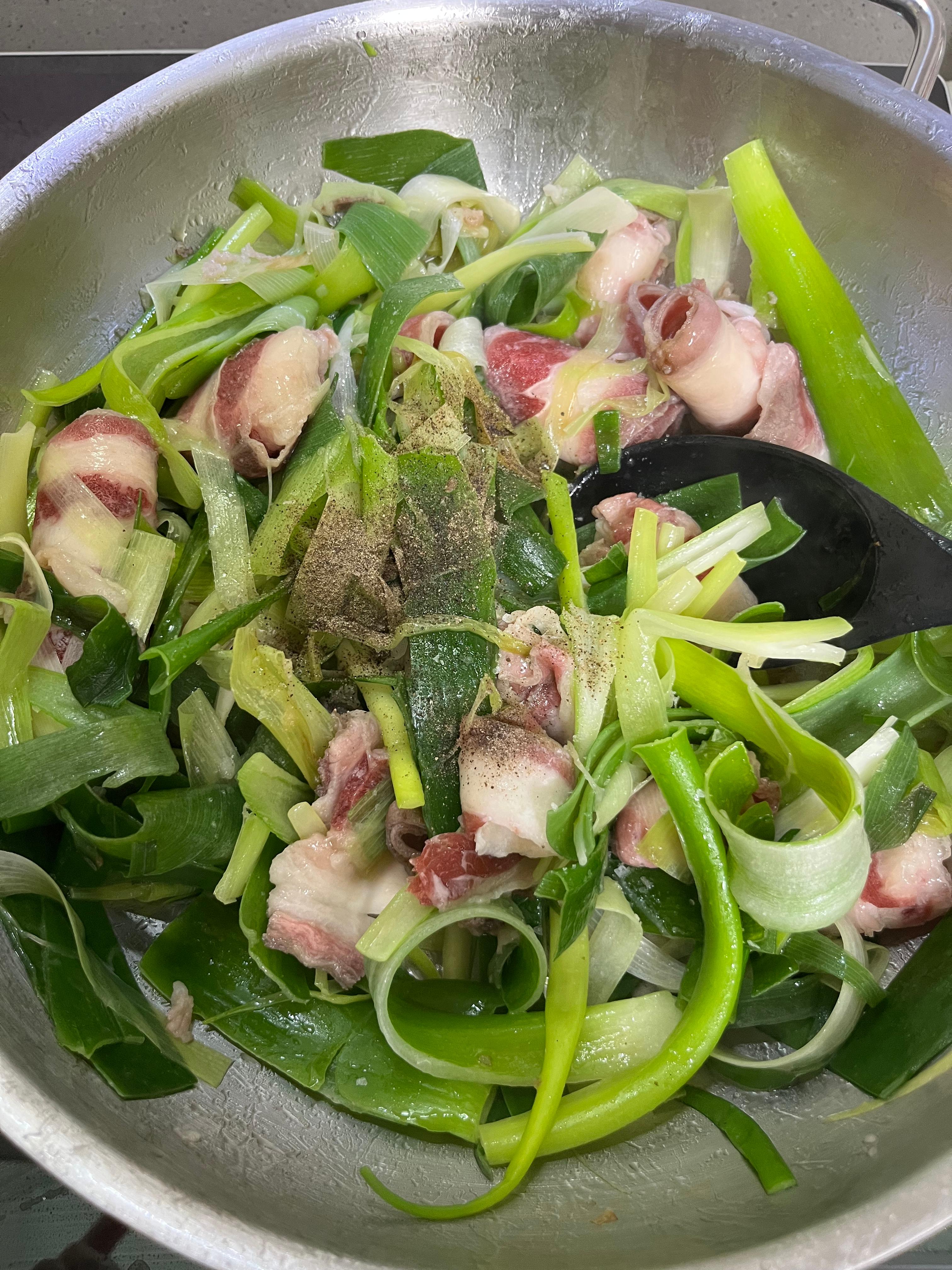 소금-후추-우삼겹-넣고-볶기