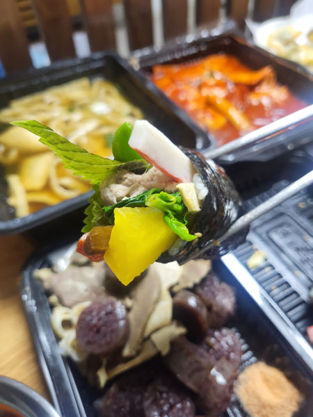 응큼떡볶이 수원화서점 참치야채반반꼬마김밥, 생청양마요꼬마김밥