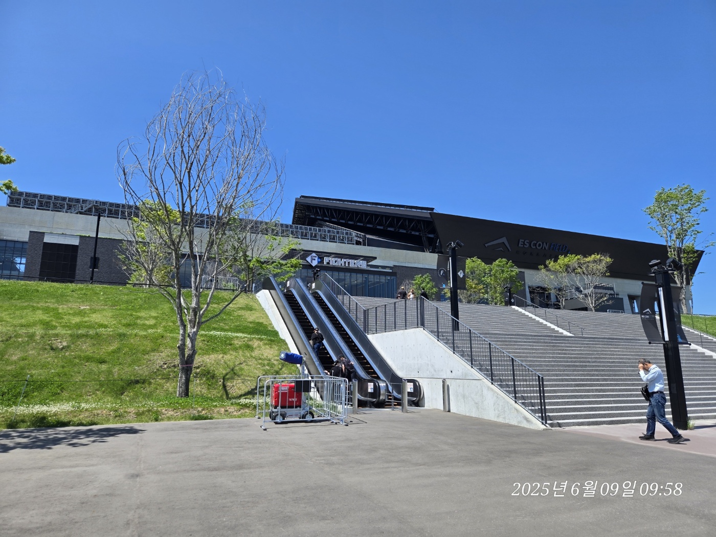 에스콘필드 입구 계단과 엘리베이터