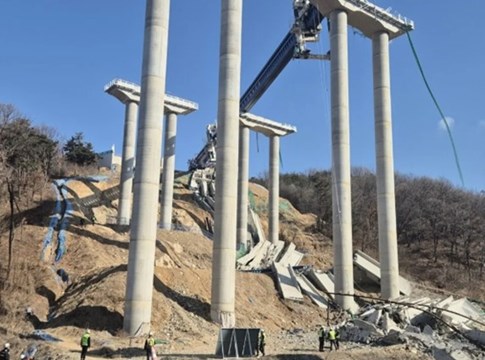 천안시인근고속도로공사현장이붕괴됐다.소방청제공