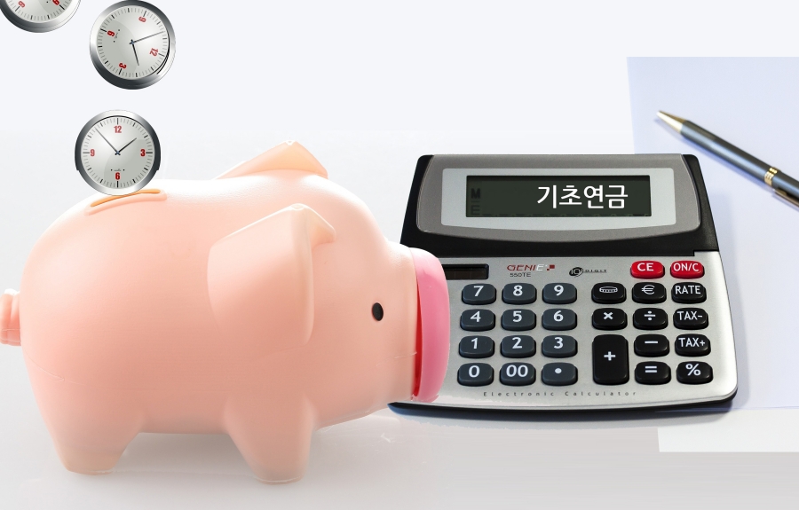 돼지와 계산기 이미지 (2023년 달라지는 기초연금 상징)