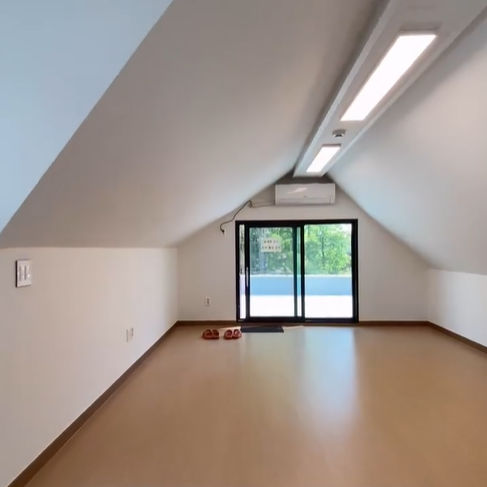 3층 옥상 겸 다락방, 다락방이 넓어 활용도가 높다.