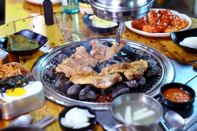 강촌에서 맛보는 이런 조합 봤나 춘천을 홀린 맥반석 숯불 문어 닭갈비 맛집 추천 생방송투데이 리얼맛집 오늘방송 소문의 맛집