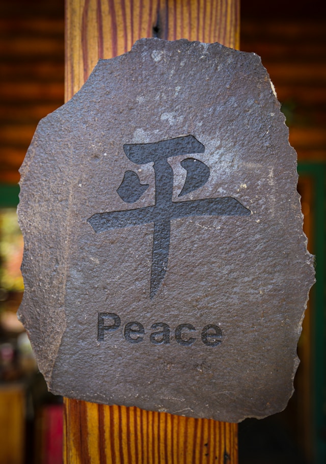 "스토아 철학의 아파테이아 개념을 통해 마음의 평정과 회복탄력성을 설명하는 인문학 이미지"