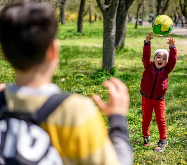 부모와-공놀이하고있는-어린이-사진