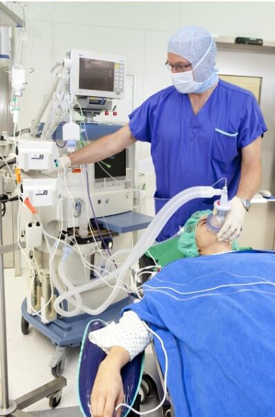 환자를 마취하는 모습