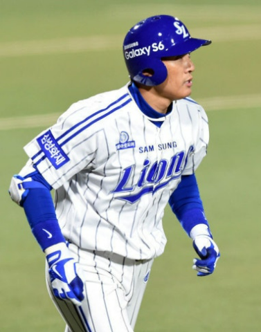 타격 후 타구를 바라보는 이승엽