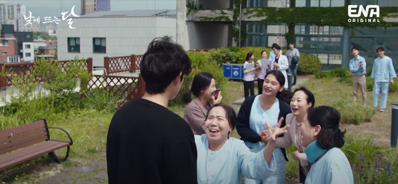 낮에뜨는달_2회