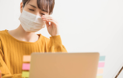 눈을 긁는 여성