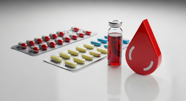 약 포장과 혈액 바이얼, 피방울 아이콘으로 약물&middot;혈액질환을 표현한 이미지