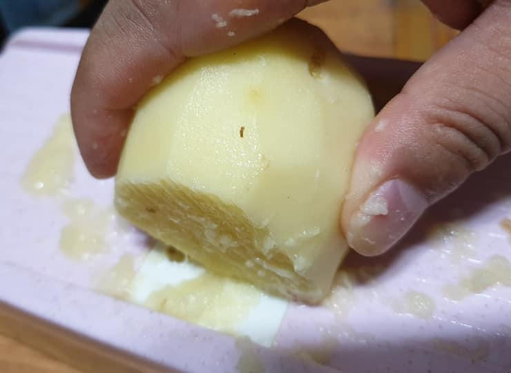 강판에 감자 갈기