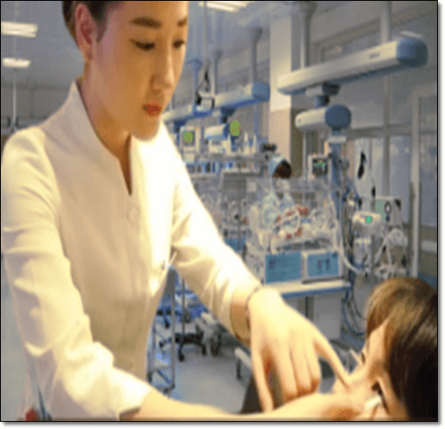 눈 치료 받는 여성