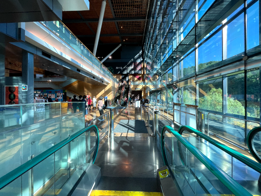 규슈국립박물관 실내측면유리2