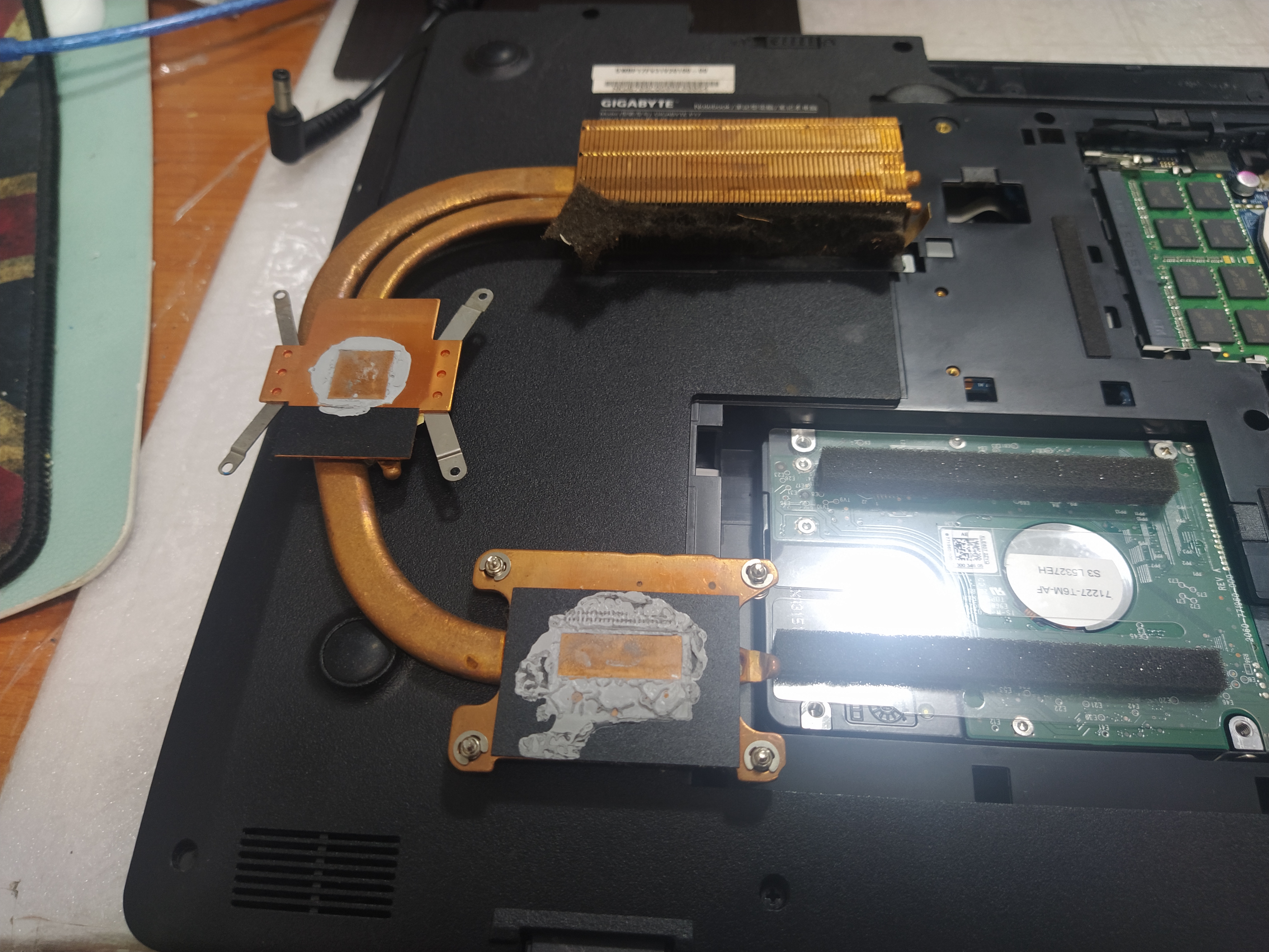 방열판에 먼지가 많이 쌓였습니다. 먼지가 카페트를 이룰 정도로 쌓인 상태라서, 먼지를 털어냈습니다.