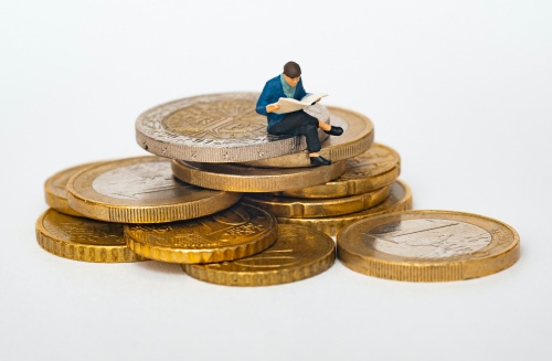 동전위에 앉아있는 피규어