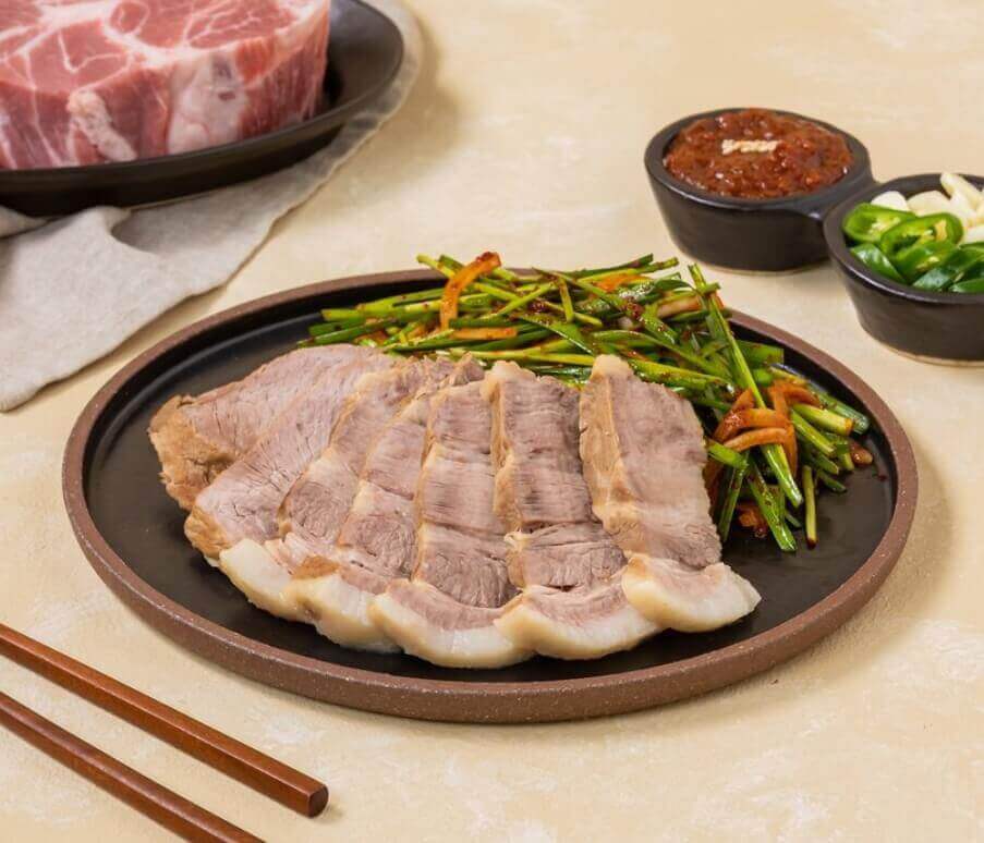 접시위에 놓인 삼겹살