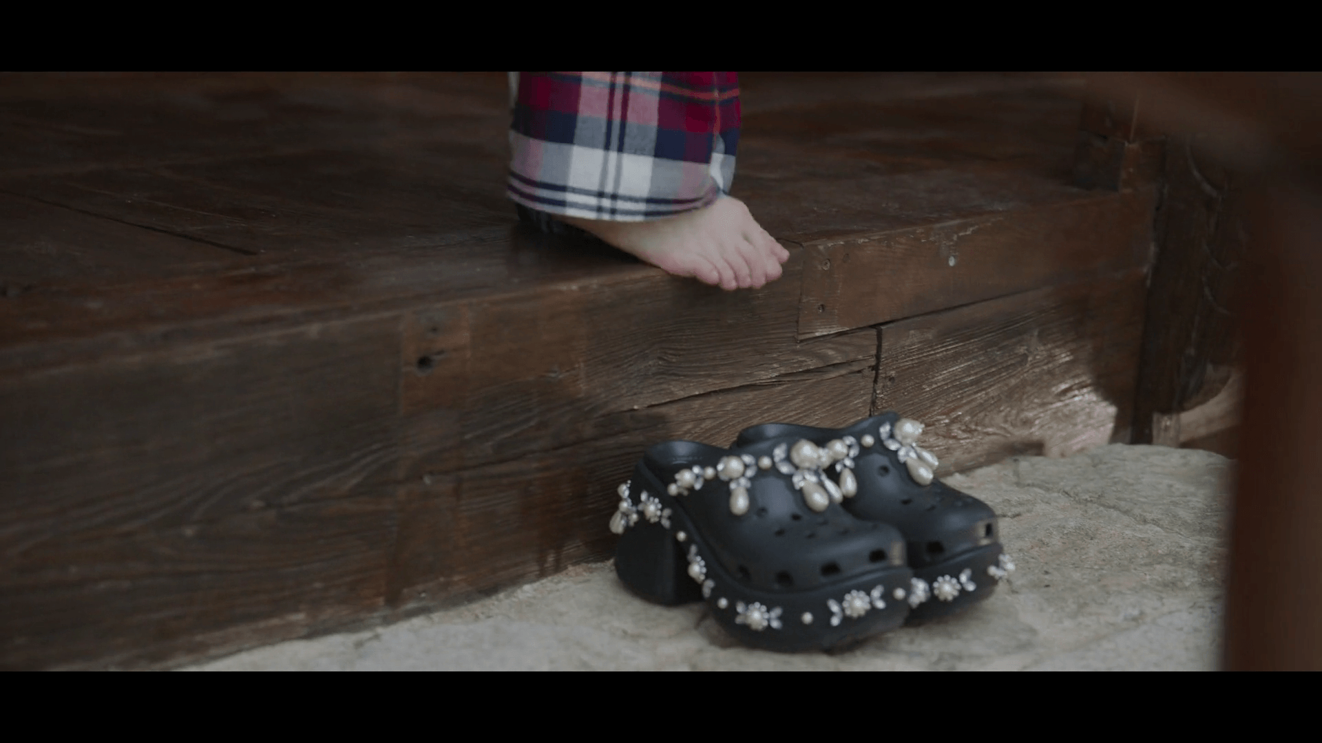 다양한 지비츠 참으로 커스텀 된 세련된 아이유 크록스 착용 샷