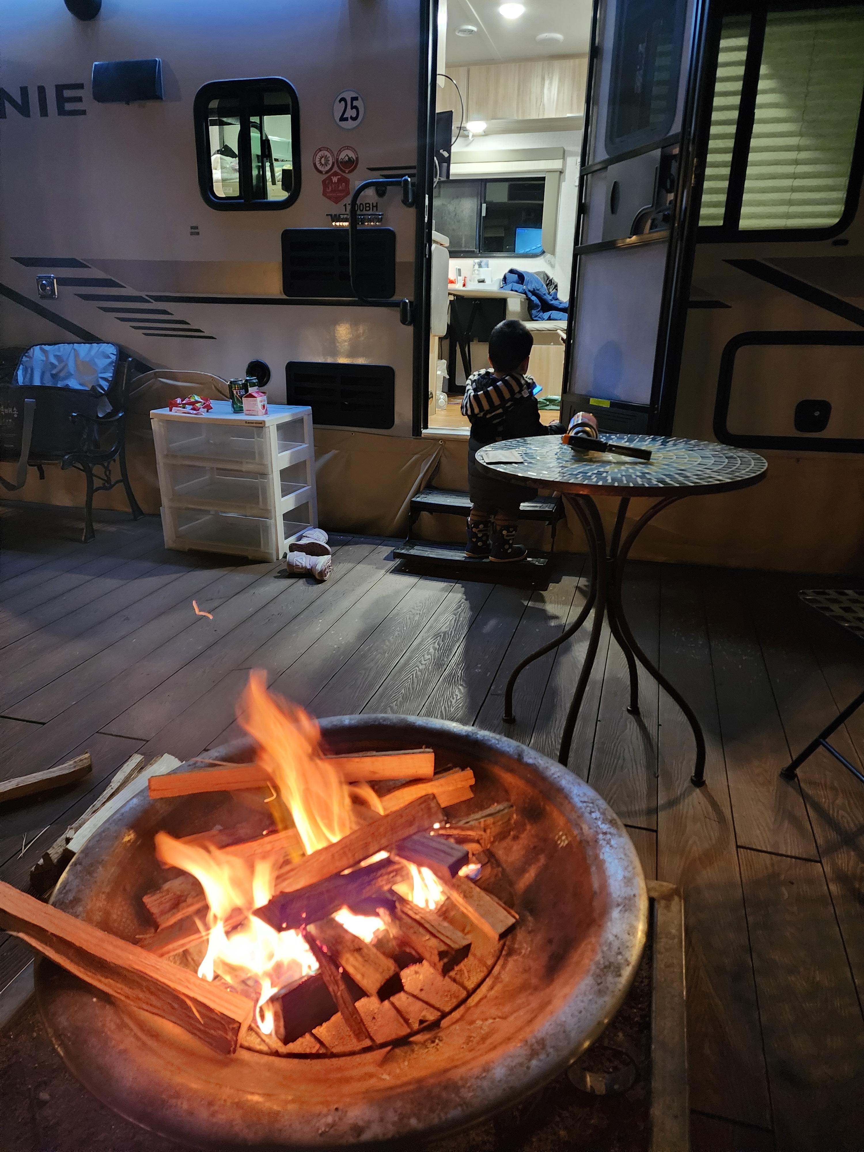 카라반 앞 모닥불