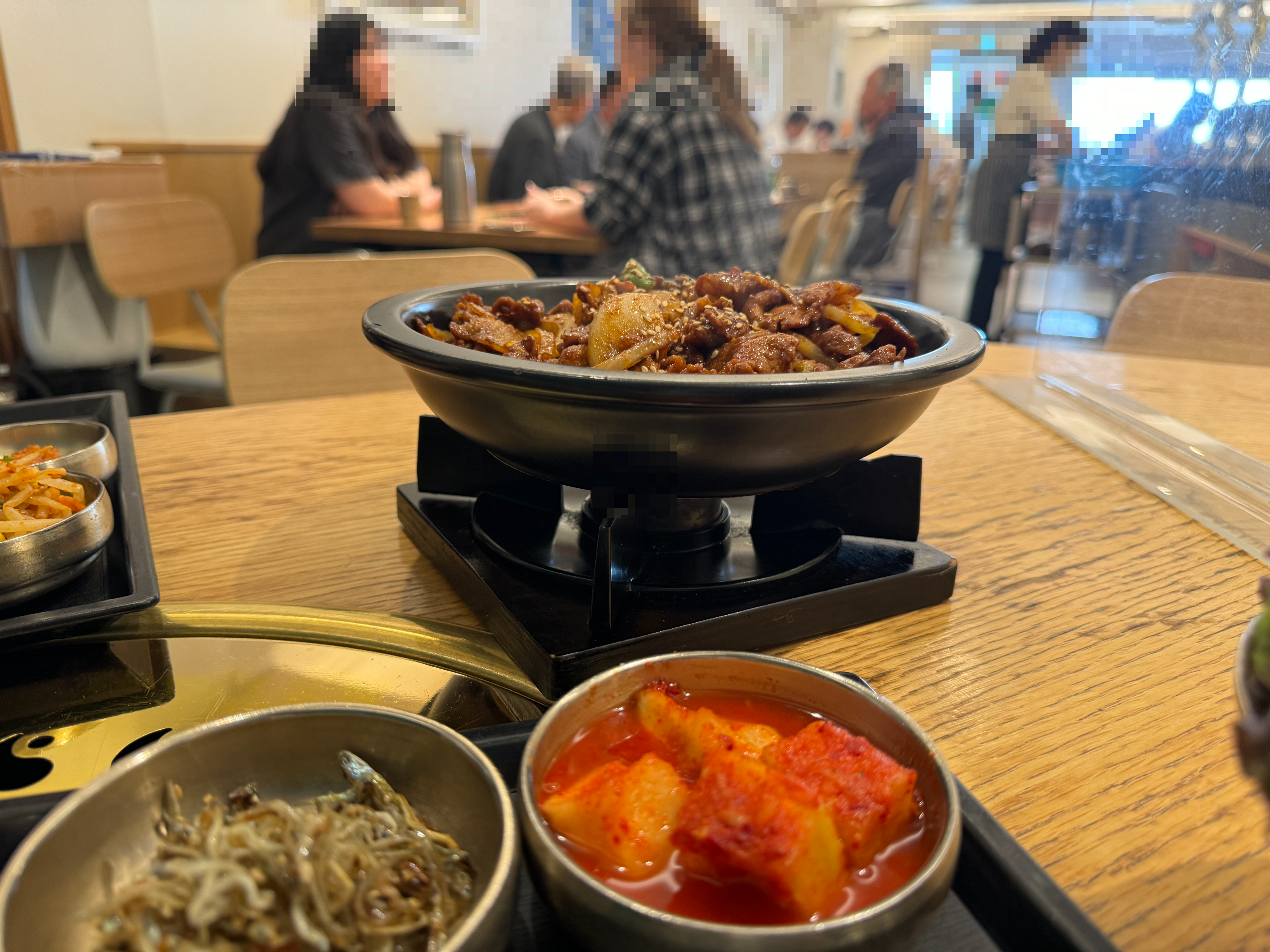 고체연료 화로에 얹어져 먹는동안 따뜻함을 유지하는 고메정식당 제육볶음 점심특선 메뉴