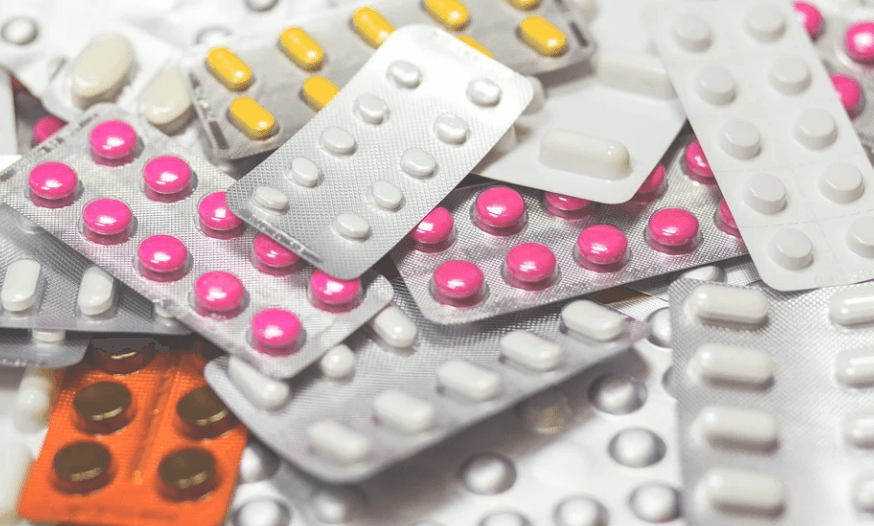 캡슐에 쌓여 있는 다양한 약들