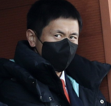 이영표 단장이 마스크를 스고 오른쪽을 쳐다보고 있다.