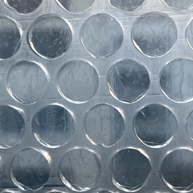 창문 단열뽁뽁이 붙인 사진