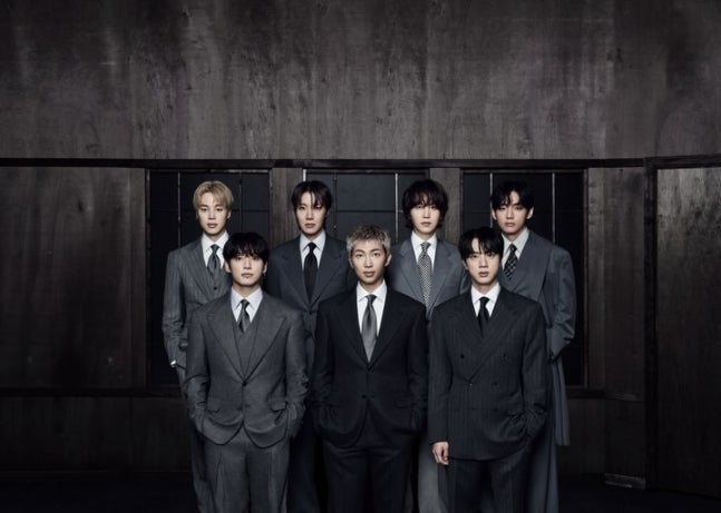 방탄소년단 BTS 완전체 회색 수트 정장 스타일링 정규 5집 아리랑 공식 콘셉트 포토