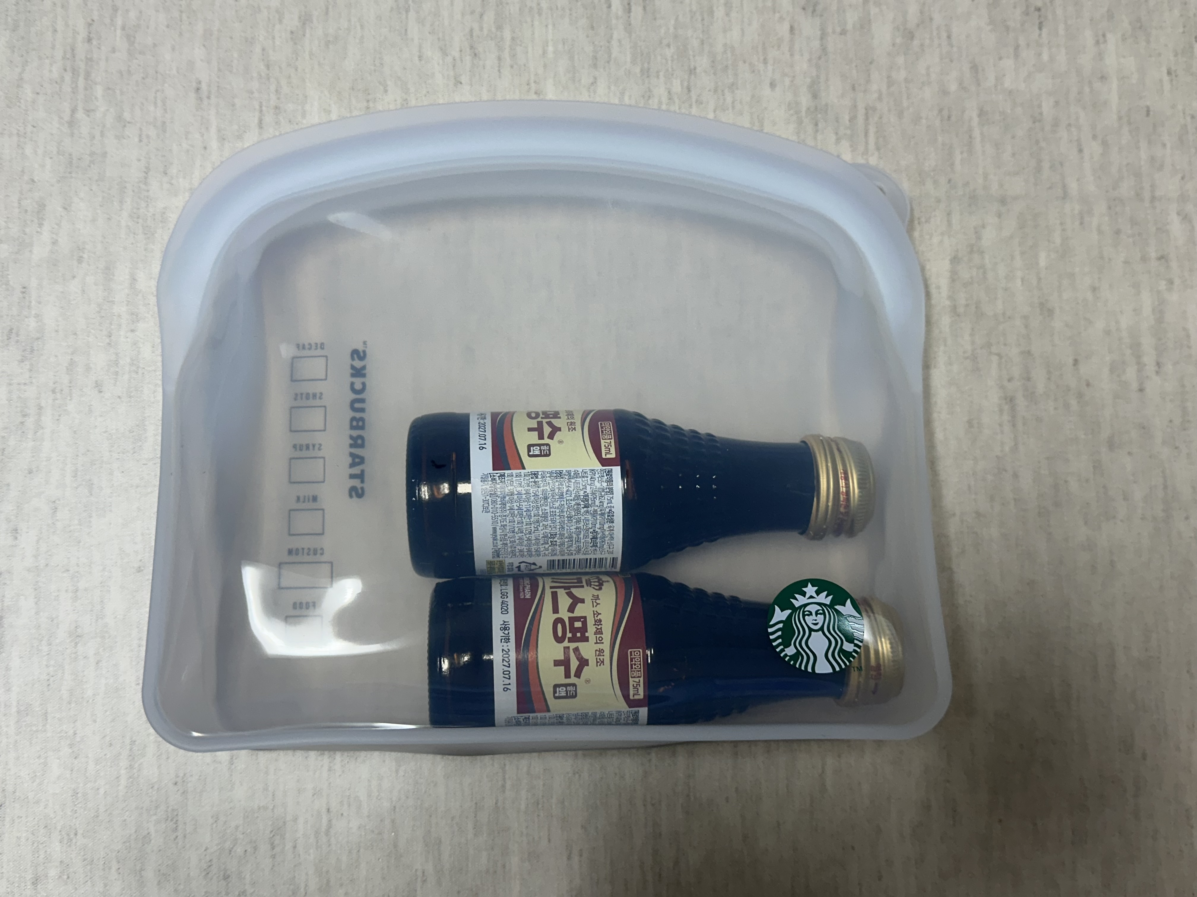 스타벅스 실리콘 푸드백에 까스활명수를 2잔 넣은 모습