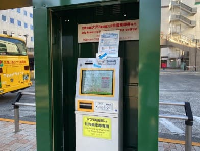 녹색 테두리의 큰 박스안에 기계가 들어가 있다