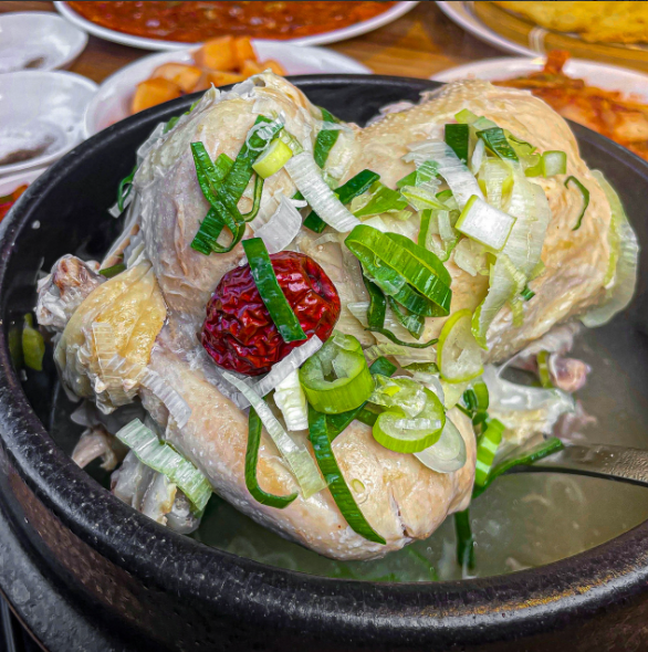 생방송투데이 닭볶음탕 한방삼계탕 들깨삼계탕 흑임자삼계탕 감자채전 외국인의밥상 서울 용산구 용산삼계탕