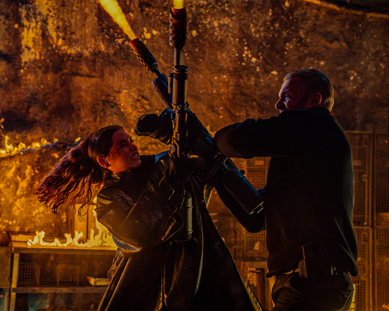 총을 들고 싸우는 모습