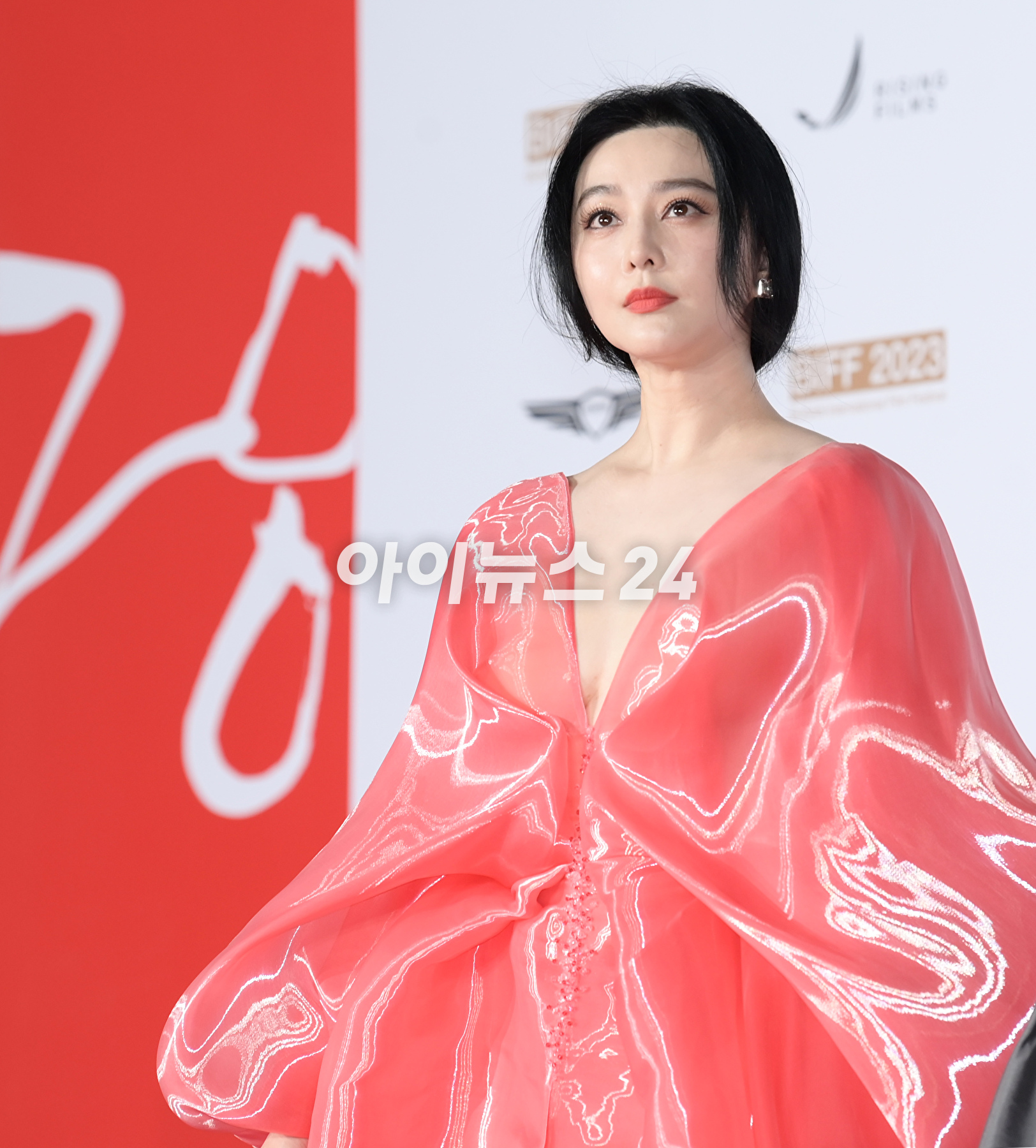 &#39;신비로운 오간자 드레스&#39; 중국 배우 판빙빙이 4일 부산 해운대구 영화의전당에서 진행된 제28회 부산국제영화제(BIFF) 개막식에 참석해 레드카펫을 밟고 있다. [사진=정소희 기자]
