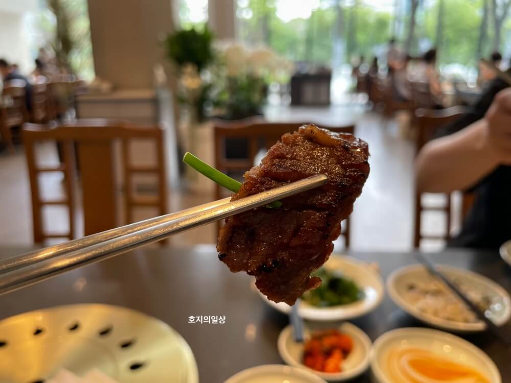 미슐랭 가이드 맛집 삼원가든 - 잘 구워진 양념갈비 한점