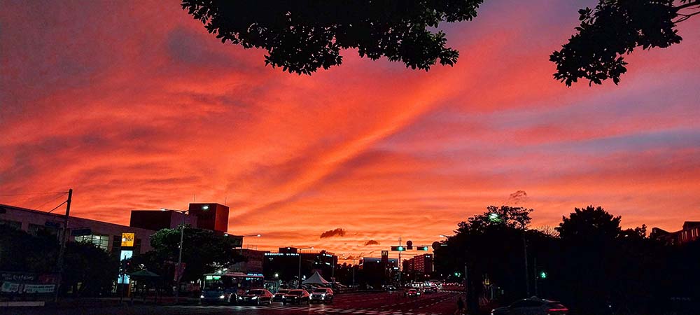 핏빛으로 물든 하늘 황혼