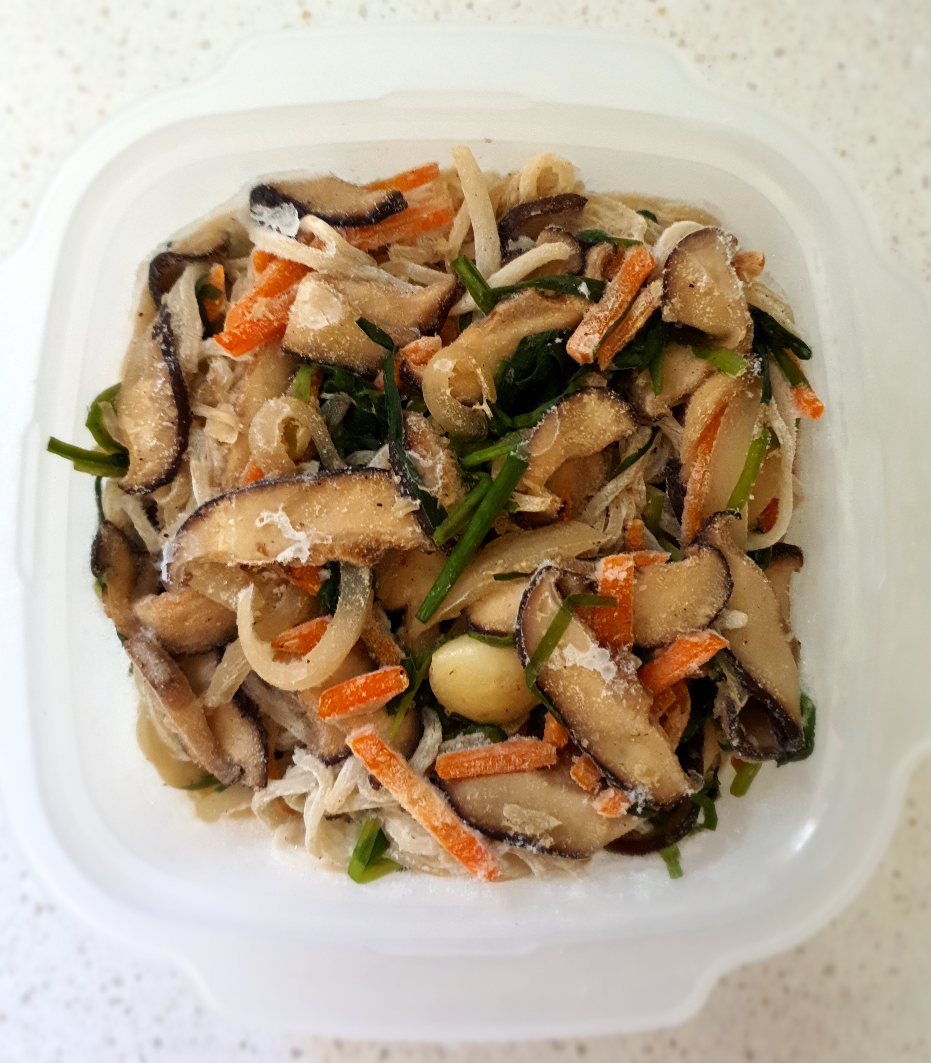 냉동실에-보관했던-잡채입니다.