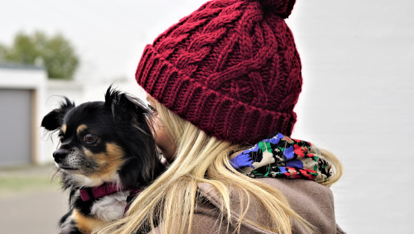 소녀가 강아지를 안고 있는 모습