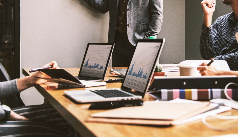 공모주 투자를 하고 있는 사진